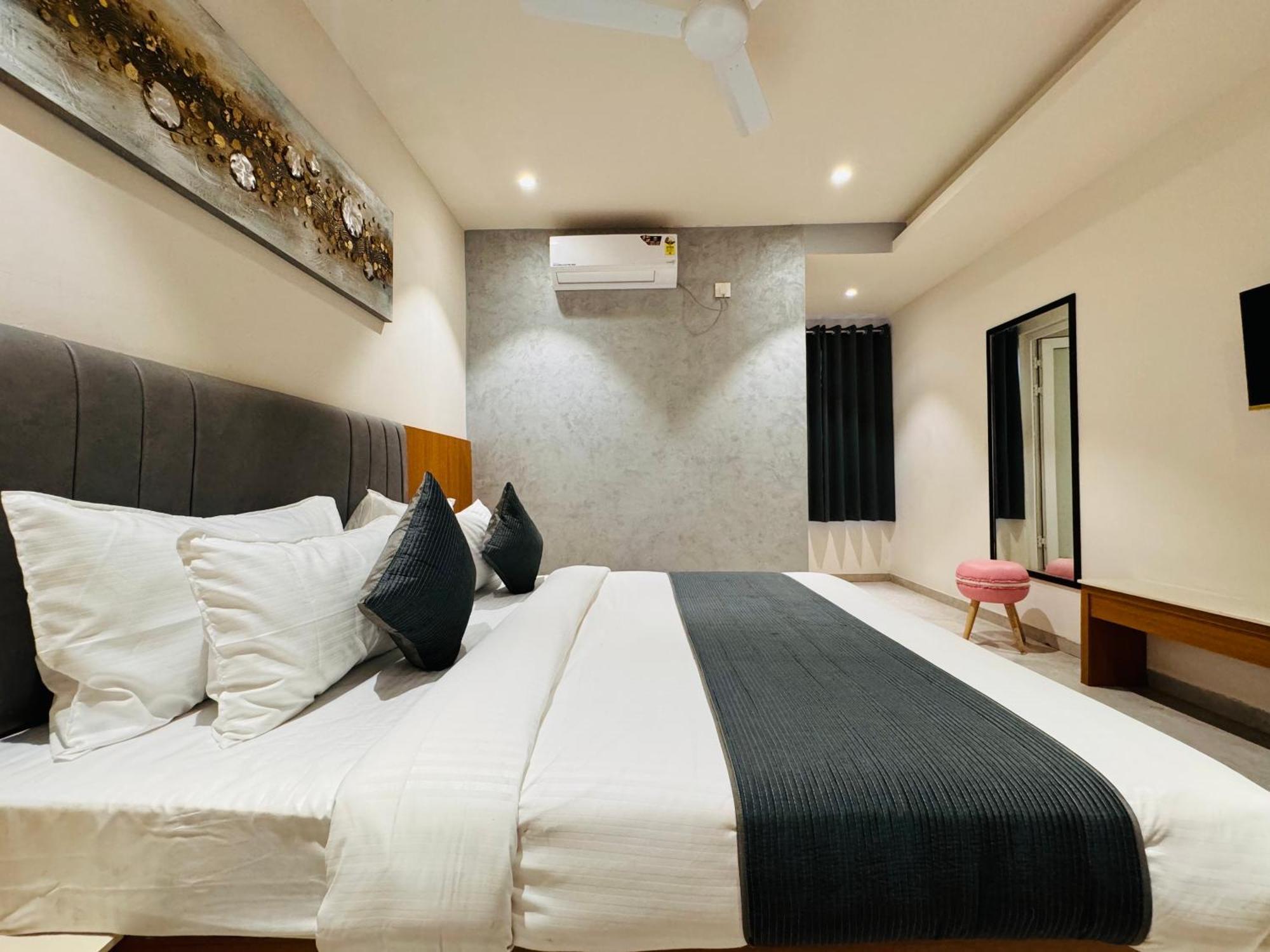 Hotel Rudhav Palace Ujjain Dış mekan fotoğraf
